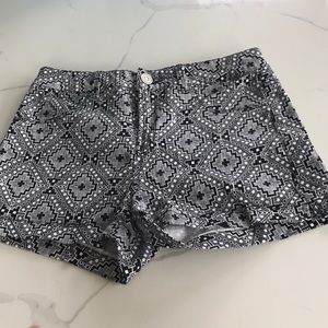 SO Aztec print short shorts black/white Size 9